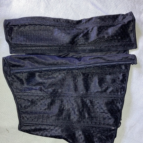 Intimates Pennington Woman’s Black Corset - Picture 5 of 10